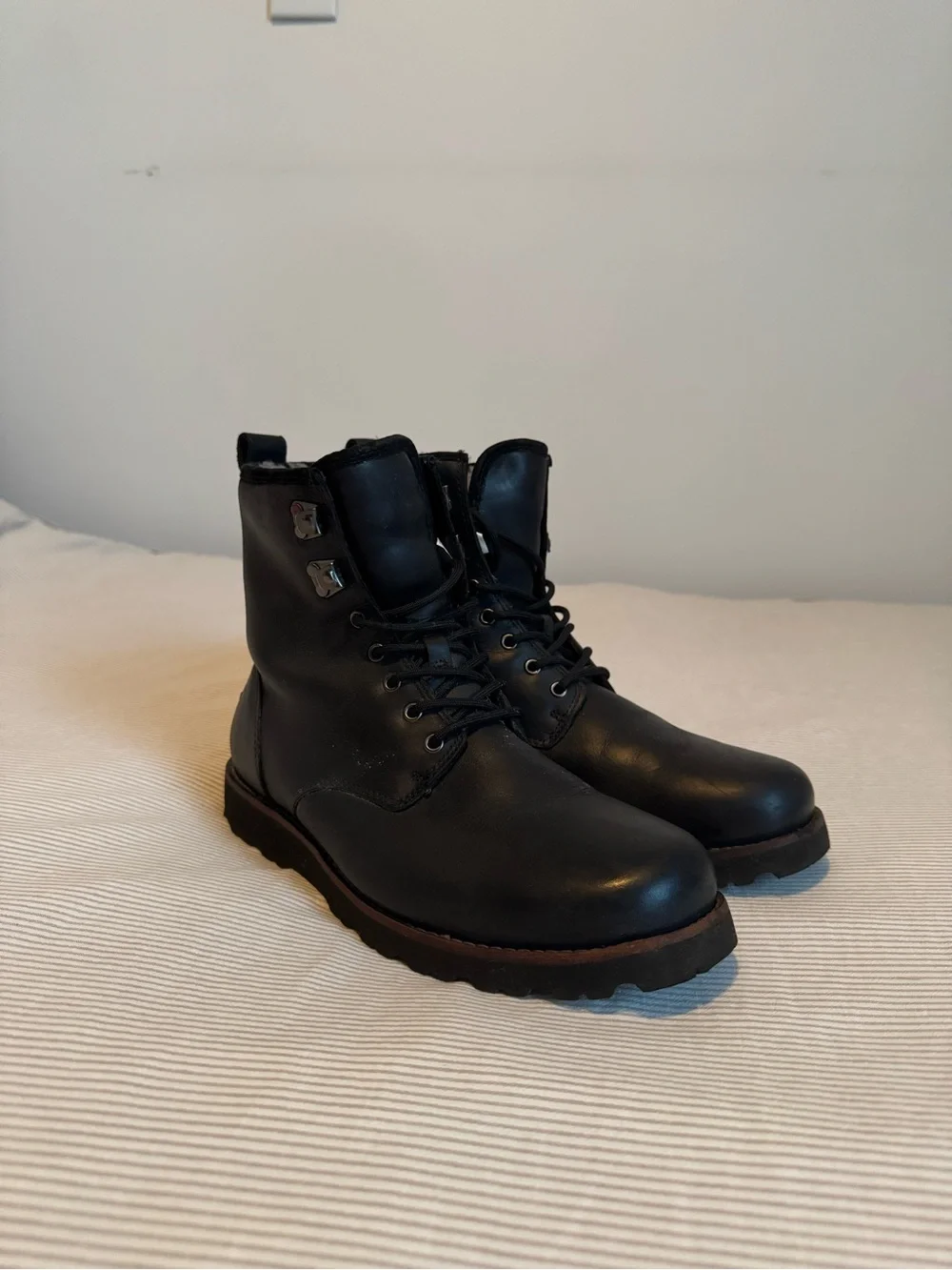 UGG Men’s Black Leather Waterproof Shearling Lined Boots Size 9 / EU 42